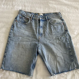 Jeansshorts 90s  - Slutsålda jeansshorts från Gina Tricot i storlek 38!💙