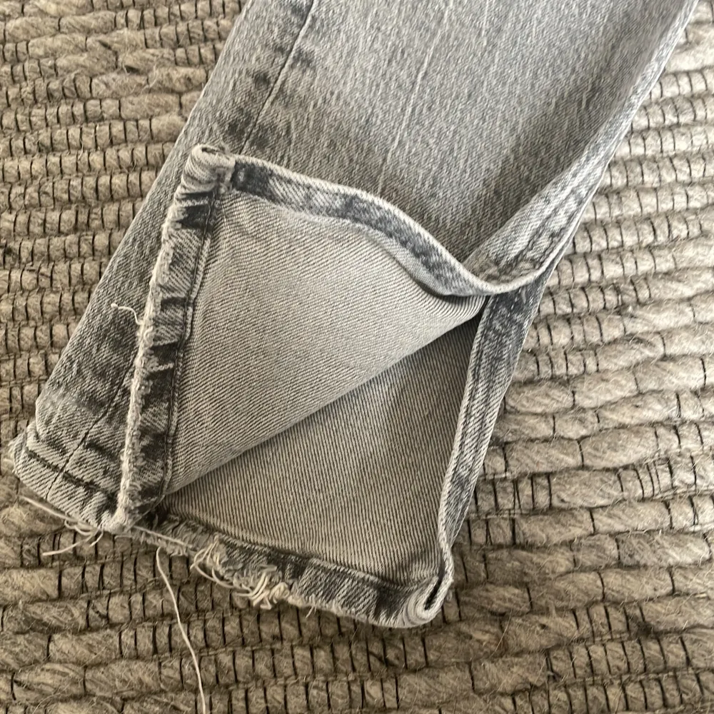 Hej, jag säljer nu mina jeans från Zara då dom inte kommer till användning längre. Dom är ljusgråa och har slits längst ner vid fötterna, dom är i väldigt bra skick. Dom är i storlek 32😊. Jeans & Byxor.