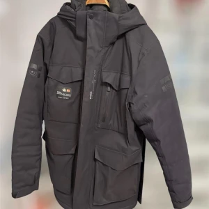 Sail Racing jacka - Jätttefin svart Sail Racing jacka i bra skick som har blivit för stor! Den är i storlek XL!!