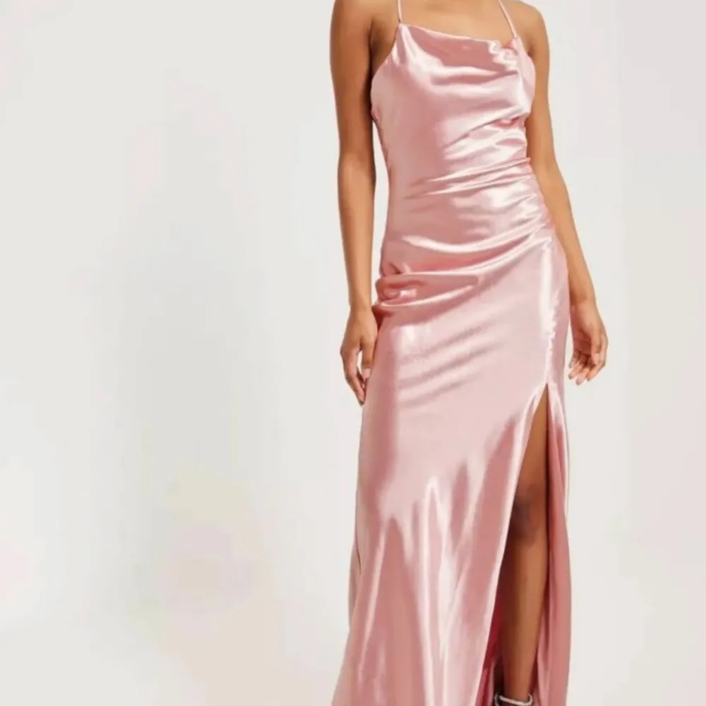 En fantastisk rosa satin klänning med släp! Aldrig använd och är i nyskick! Inköpt ifrån Nelly för 1200 kr! 💝🌟  Egna bilder kan skickas om de önskas!  . Klänningar.