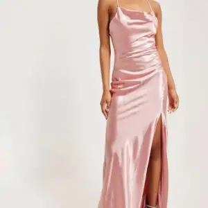 En fantastisk rosa satin klänning med släp! Aldrig använd och är i nyskick! Inköpt ifrån Nelly för 1200 kr! 💝🌟  Egna bilder kan skickas om de önskas!  