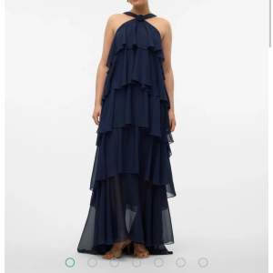 Säljer min klänning från Vero Moda i storlek S. Helt slutsåld på hemsidan💓 Priset går att diskuteras 💓💓