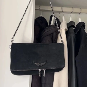 Zadig väska - Säljer min fina zadig väska. Helt perfekt för allt och man får plats med mycket i den. Skriv till mig om du vill ha fler bilder, kan även diskutera pris vid snabb affär🩷