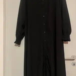 En jätte fin svart abaya klänning passar M och L
