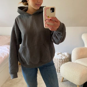 Grå hoodie  - Nästan helt oanvänd super snygg grå hoodie. 
