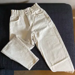 Krämvita jeans från pull&bear, storlek 34. Använda en gång, inga defekter. Innerbenslängd: 70cm