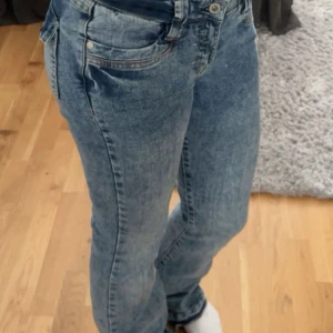 Snygga unika Low-waist jeans - Cool färg med snygga detaljer  För långa på mig som är 164