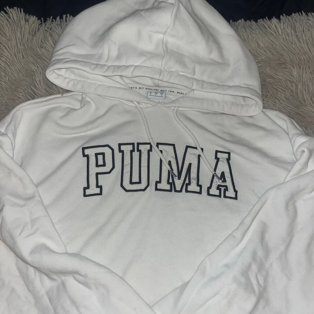 puma hoodie jätte fint skick använder inte den därför jag säljer. Hoodies.