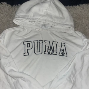 PUMA hoodie  - puma hoodie jätte fint skick använder inte den därför jag säljer