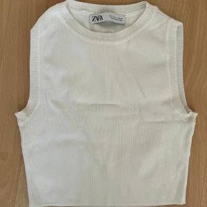 Topp Zara - Fint topp från Zara som är perfekt till det mesta🤍🌸  Lite missfärgad, men annars i bra skick