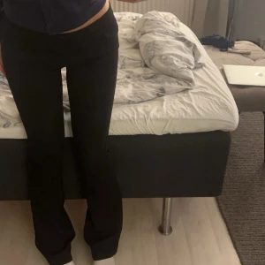 Lågmidjade jeans!! - Lågmidjade jeans från only tall, passar mig bra i längden som 1,67!! Använda endast en gång så inga defekter 💞
