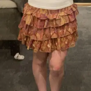 jättefin kjol från zara som blivit för liten, bra skick