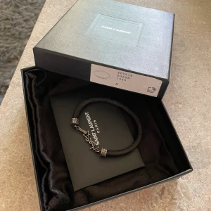 Ysl armband - Storlek medium på armband passar för lite smalare handleder. Bruksslitage på lädret se bild. Köpt från saint Laurents hemsida. 