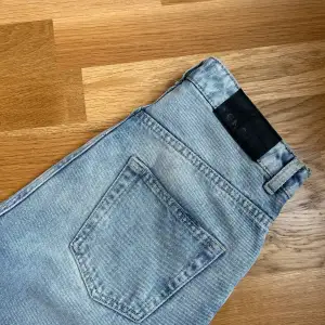 Baggy jeans från RGNC x nu-in kollektion High waist men baggy  I mycket fint, bara använda några gånger  Inga bilder på hur dom sitter på av den anledningen