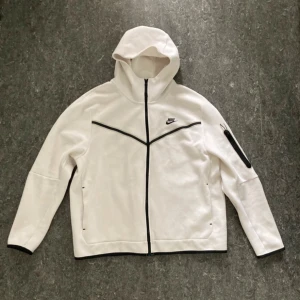 Nike tech fleece  - Nike tech fleece jacka i storlek XL, Helt ny använd bara en gång. :)
