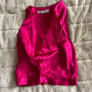 Rosa Zara Topp - Jättefin oanvänd rosa topp från Zara, ganska djup u-ring som visas på bilden. Storlek XS 😍Pris kan disskuteras, slutsåld plagg.