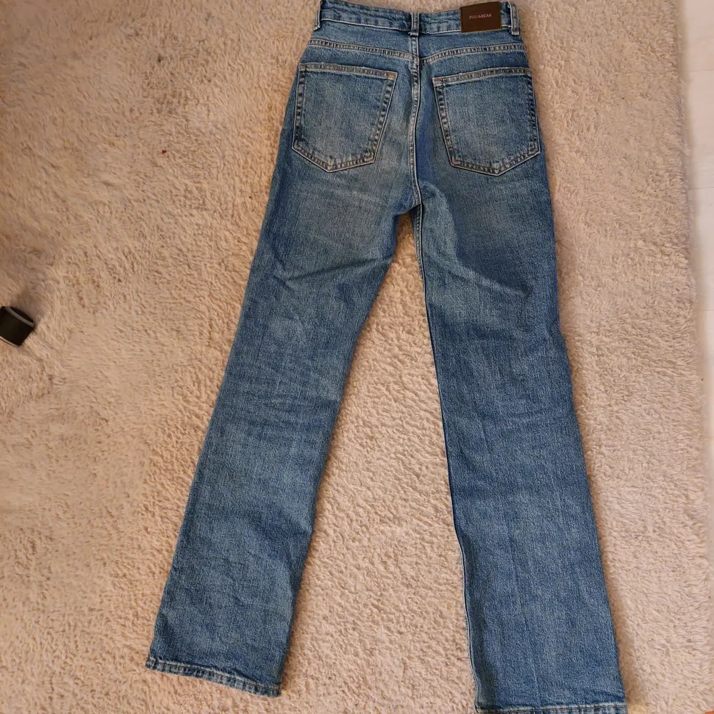 Säljen mina jeans då de inte kommer till andvändning. Fint skick och passar mig som är 170cm lång. Skriv vid fler frågor!💕. Jeans & Byxor.