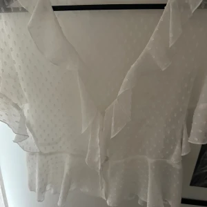 Blus  - Hej , säljer denna blus från zara i storlek S ..  Det är en lite defekt men inget som syns 💕