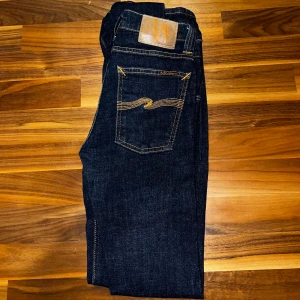 Nudie jeans  - Säljer ett par nudie Tube Tom strl 25x32. I princip nya använda två gånger.