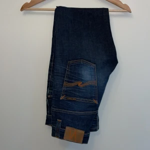 Nudie jeans Grim Tim - Säljer mina nudie jeans i storlek w30 L30. Skicket är dunder även om de är använda. Det finns sköna slitningar vid fickan vilket gör dem fetare enligt mig. Köpte dem på nudie jeans för ca 1 år sedan men saknar kvitto. Fråga om du har funderingar🤝