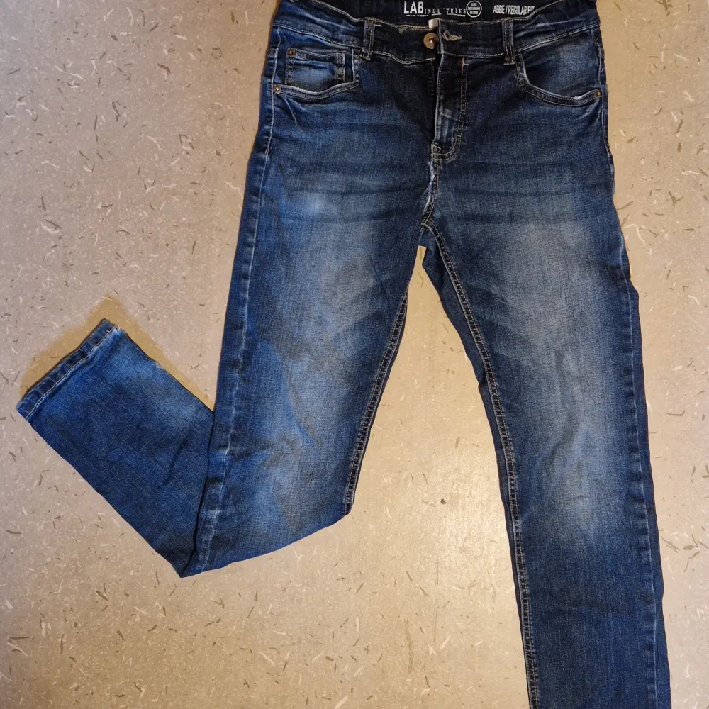 Marinblåa jeans. Jeans & Byxor.