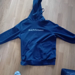 Helt ny peak performens hoodie - Helt ny peak performens luvtröja i storlek M mörk blå. Den är aldrig använd den kan du avgöra själv om du har möjlighet att mötas upp i halmstad eller Helsingborg och köper den där, annars kan jag skicka den där. Ny pris 1200kr mitt kan diskuteras 