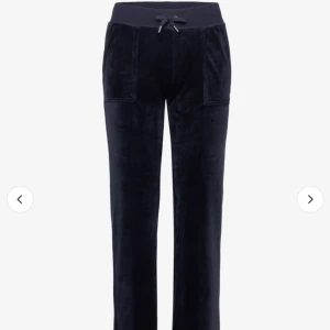 Mörkblåa juicy byxor  - 2 små defekter som ni kan se på bilder. Annars är de som i nyskick! Säljer då den satt lite för stort för mig. Passar någon som är ca 173 eller längre. Passar S-M. Pris kan diskuteras🤍 kostar 1200kr på Nelly 