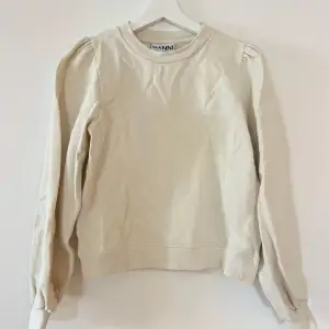 Creme-färgad sweater från Ganni med logo på bröstet och puffärm 🤍 Nypris: 1795, Mitt pris: 399 kr