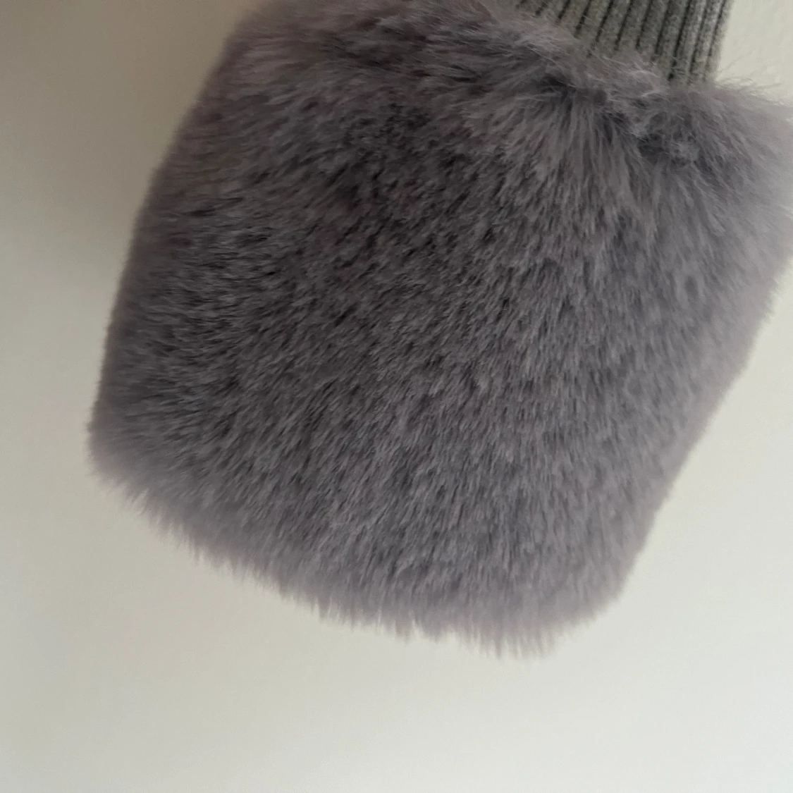 Fin långaad ribbad tröja med fluff - 92