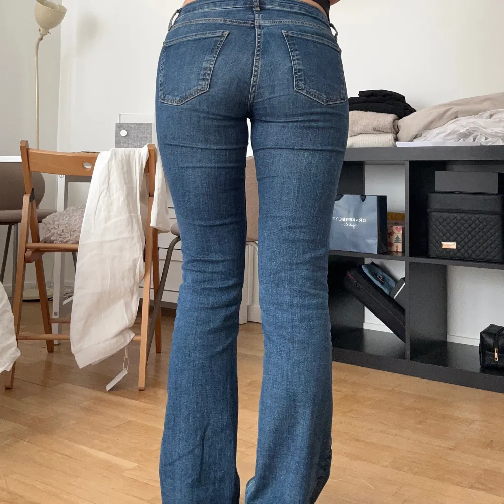 Lågmidjade jeans från Zara, använda men i sjukt bra skick! Lite slitna i sömnen längst ner vid fötterna men det är inget som stör (skriv för bild)! Priset kan diskuteras❤️. Jeans & Byxor.