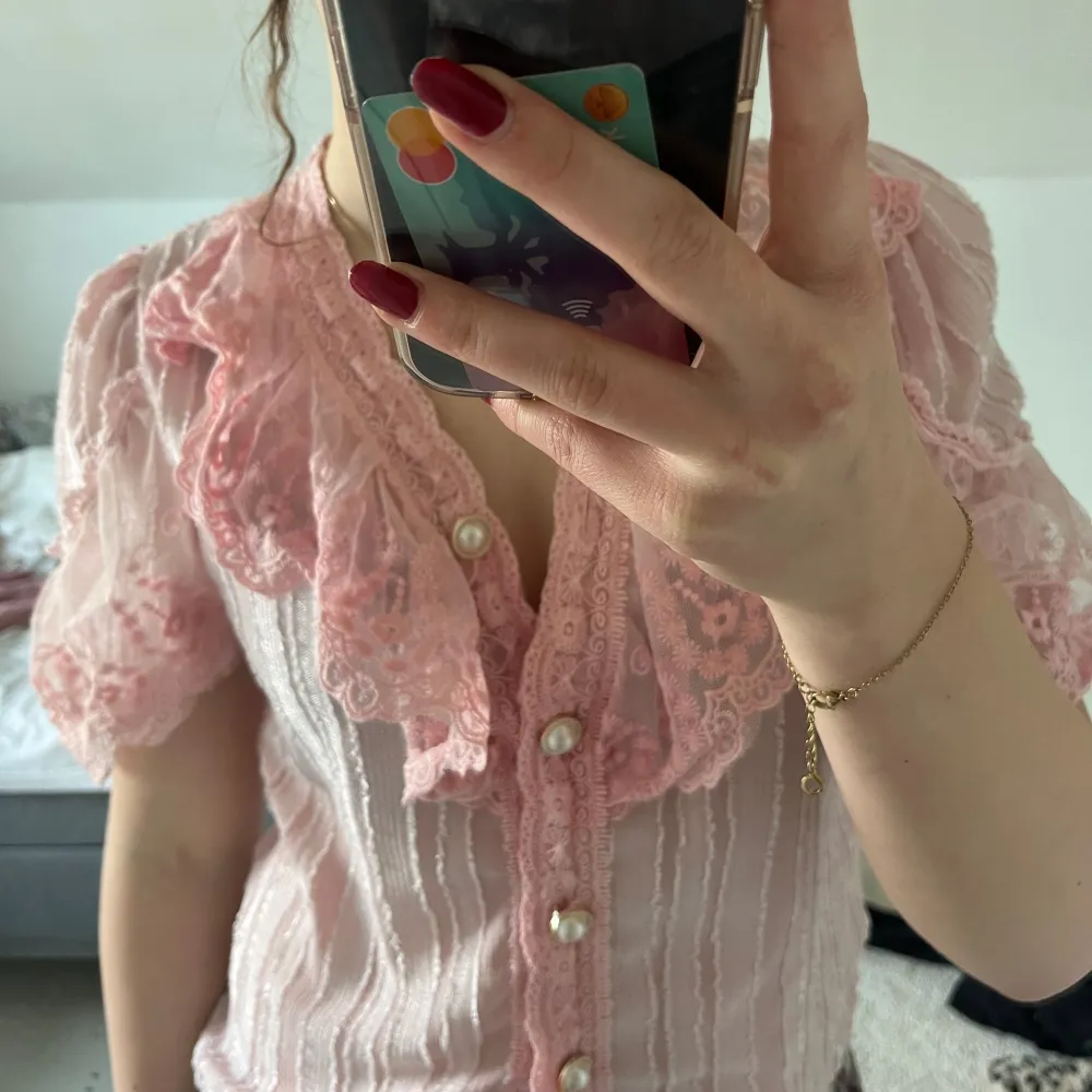 säljer denna fina rosa festblus! aldrig använd och perfekt till sommarn!. Puserot.
