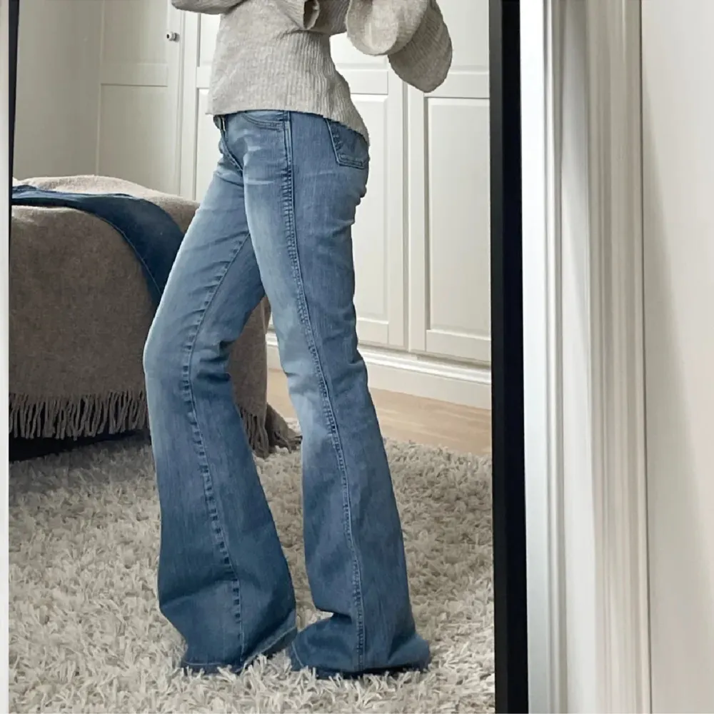 Bootcut jeans från wrangler💘 37 i midjemått och 81 innerben. Använd gärna köp nu . Jeans & Byxor.