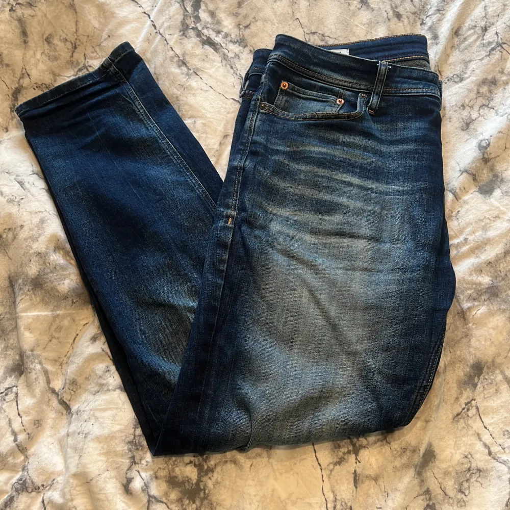 Tvärfeta jeans med sjukt snygg tvätt. Färgen är mörkblå med snygg tvätt av ljusblått. Skicket är 10/10. Pris kan diskuteras. Kontakta gärna vid frågor!💸🍾💸🍾🍾💸. Jeans & Byxor.