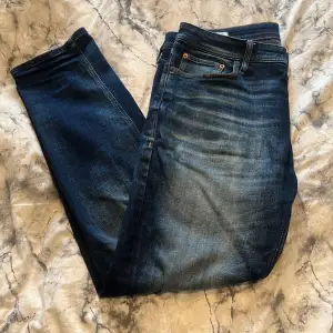 Tvärfeta jeans med sjukt snygg tvätt. Färgen är mörkblå med snygg tvätt av ljusblått. Skicket är 10/10. Pris kan diskuteras. Kontakta gärna vid frågor!💸🍾💸🍾🍾💸