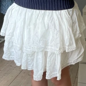 Sommar kjol  - Säljer mina fina vira villans kjol den M-KAE! Bra kvalitet och passar en Xs-S