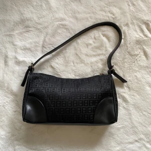 Handväska - Väska i trendigt mönster från Åhléns. Skick ensligt bilderna