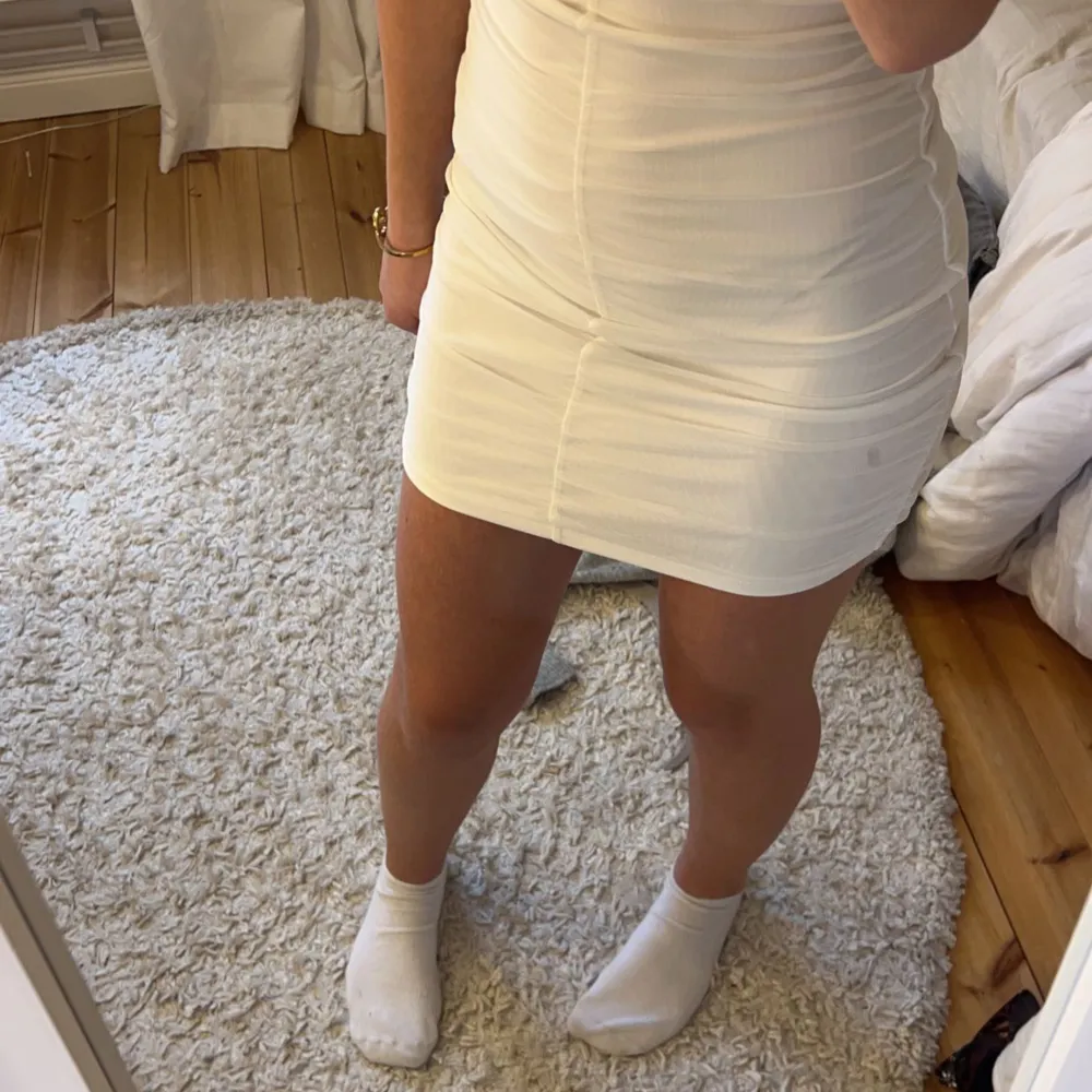 Säljer nu denna vita klänning från HM, den är aldrig använd och prislappen sitter kvar. Jag köpte den för 200 och Säljer den för 75 kr. Skriv för fler bilder eller om du har några frågor. Köparen står för frakten💕. Klänningar.