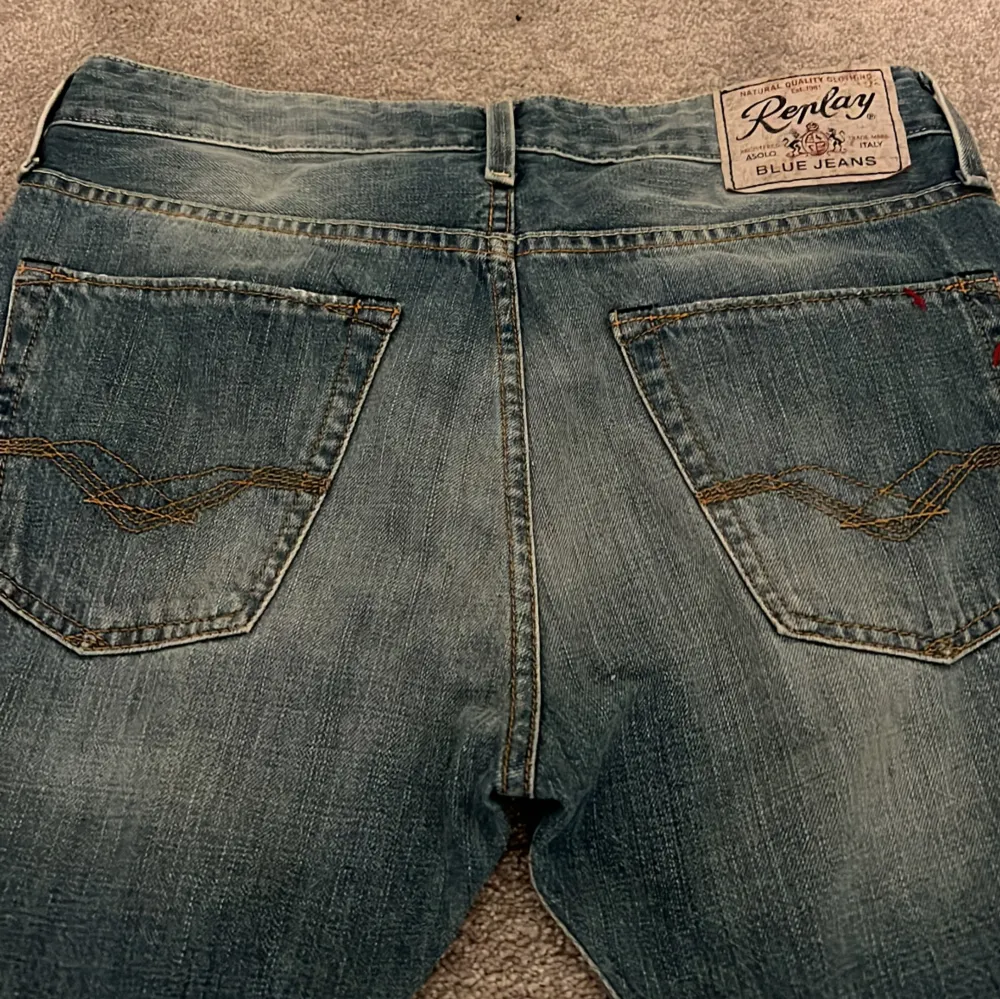 Ett par feta replay jeans i en gammal modell! Modellnamnet är JENNON. De passar straight fit. På lappen står det W31 L34 men jag skulle säga att de passar mer som W30 L31! Pris är förhandlingsbart!. Jeans & Byxor.