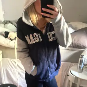 Marinblå och grå zip hoodie med text💕