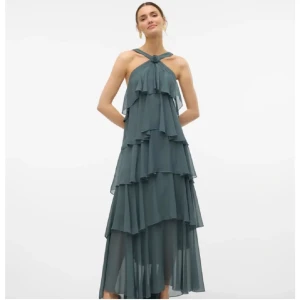 Vero Moda x Felicia Klänning - Säljer denna fantastiska klänning som är slutsåld på Vero Moda!😍 Storlek M (passar S-M)