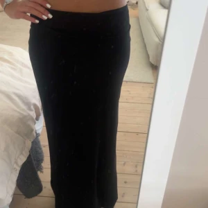 Långkjol - Jättefin åtsittande långkjol, perfekt nu till sommaren och passar till allt! Superbra skick!! Passar perfekt på mig som är 164