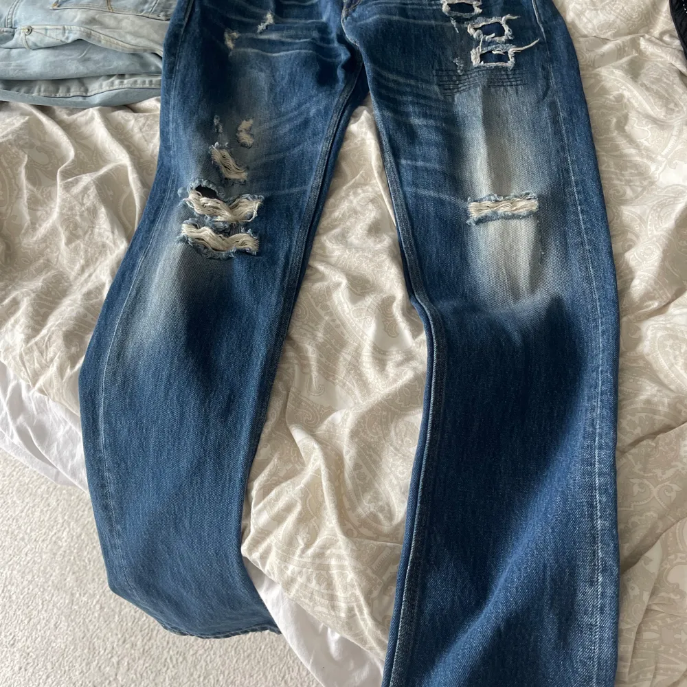 Stl. 31/32 Replay broken edge jeans  Nyskick! Använda endast 2ggr.   Nypris 3000kr Nu 1000kr. Jeans & Byxor.