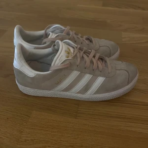 Säljer mina superfina gazelles💞 - Ej slitna i sulan och är i fint skick. Använda några gånger, säljer pga att dom är för små💘