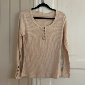 Beige tröja - Beige teöja med bruna knappt storlek M