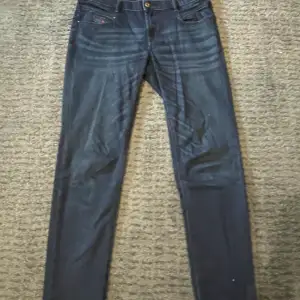 Jättefina mörkblå jeans från diesel industy i storlek w30 l32 och u modelen belthy. Jeansen har bara används ett fåtal gånger och är i jättebra skick. Köpta för ca 1300kr. Priset kan diskuteras vid snabb affär