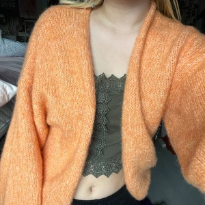 orange stickad kofta  - enkel orange stickad kofta! ‧₊˚✩彡 