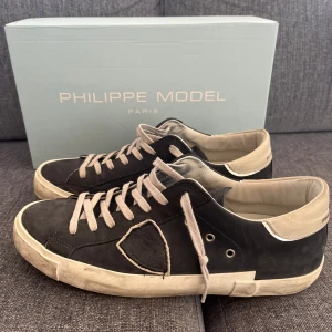 Säljer mörkblå Philippe Model storlek 41! Kvitto finns! Nypris: 4000kr Säljes för: 2799kr Knappt använda och i mycket fint skick. - Storlek 41 Skick 9,5/10