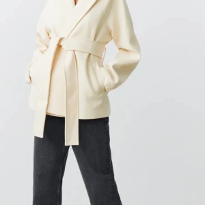 Ginatricot kappa - Säljer nu min kappa från ginatricot. Den är sparsamt använd endast använd 2-3 gånger!💕 I storlek S. Köpt för 700 på ginatricot😊 Säljer för 300, men är öppen för andra prisförslag! Hör av er vid intresse samt frågor!😊💕