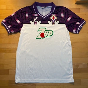 Vintage Fiorentina Kit 92/93 - Det kontroversiella bannade Fiorentina stället från säsongen 92-93. Utmärkt skick och aldrig använts.