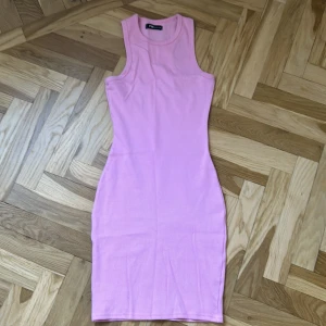 Klänning - Klänning från New yorker, stl M, använt en gång.